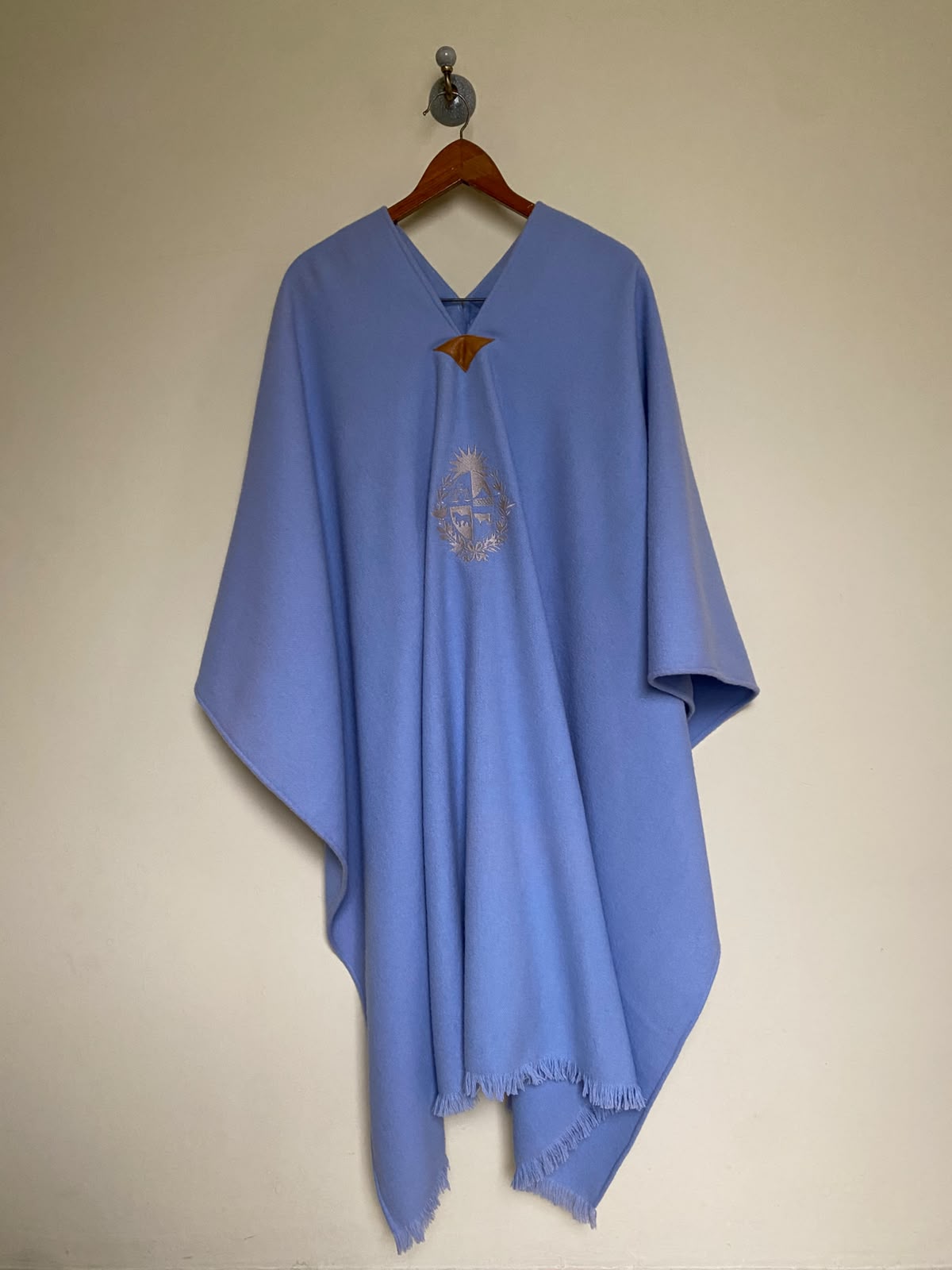 Poncho paño de lana con escudo